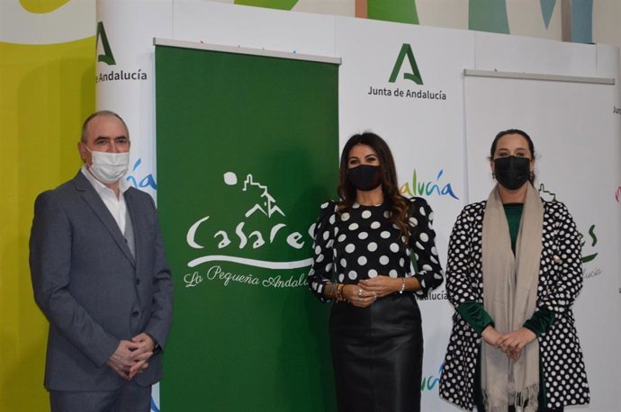 El alcalde de Casares, José Carrasco; la delegada de Turismo en Málaga, Nuria Rodríguez, y la concejala de turismo del municipio, Rocío Ruiz.
