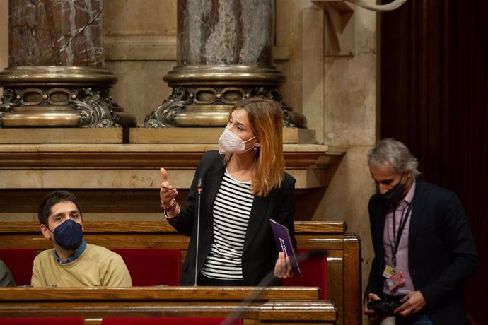 Imagen de archivo - La líder de los comuns en el Parlament, Jéssica Albiach, interviene en una sesión de control al Govern, a 17 de noviembre de 2021, en Barcelona, Catalunya, (España). 