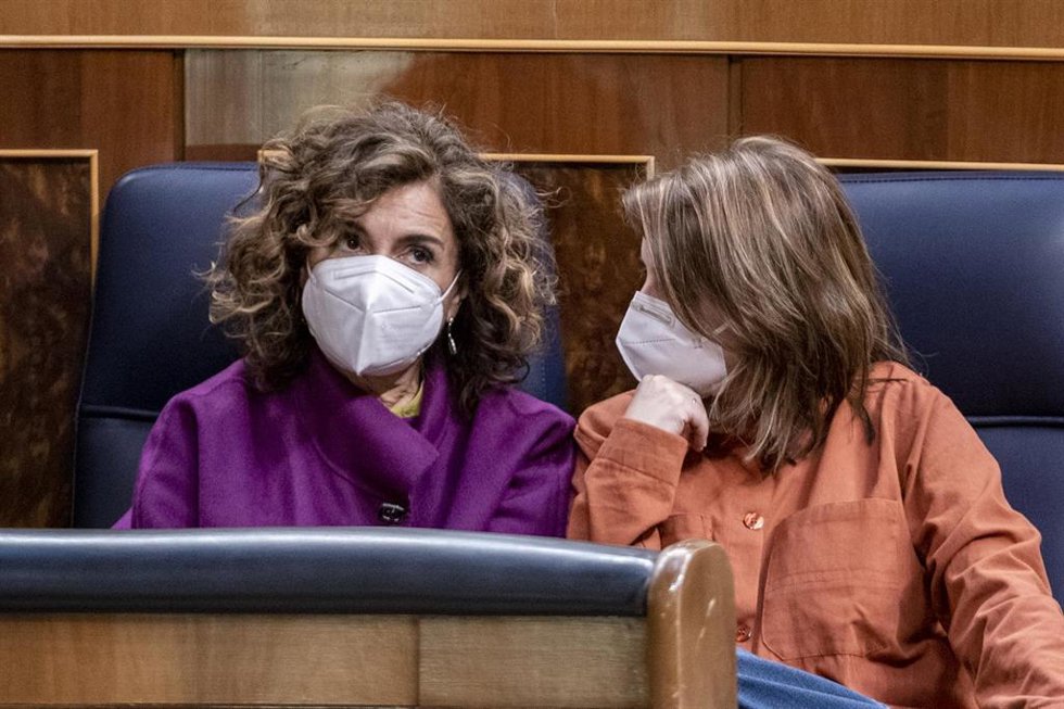La ministra de Hacienda, María Jesús Montero (i) y la vicepresidenta tercera y ministra para la Transición Ecológica y el Reto Demográfico, Teresa Ribera (d), en una sesión plenaria en el Congreso