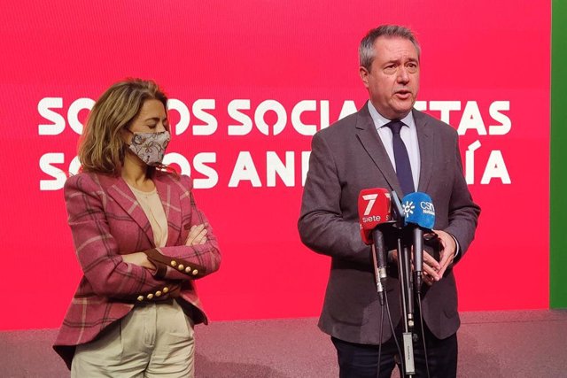 El secretario general del PSOE-A, Juan Espadas, junto a la ministra de Transportes, Raquel Sánchez.