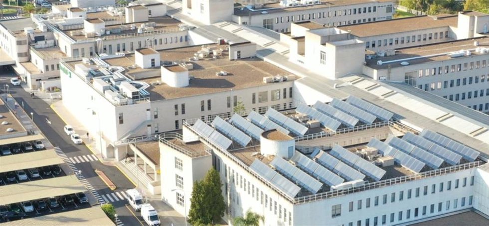 Paneles solares en el hospital Juan Ramón Jiménez de Huelva.