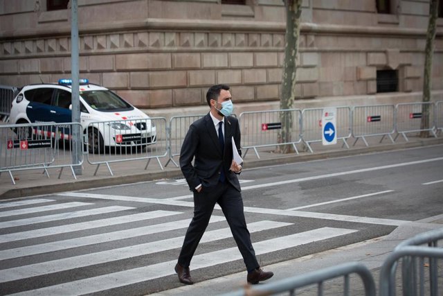 Archivo - El conseller de Empresa y Trabajo de la Generalitat, Roger Torrent (c), a su llegada al Tribunal Superior de Justicia de Cataluña para declarar por presunta desobediencia, a 15 de septiembre de 2021, en Barcelona, Cataluña, (España).