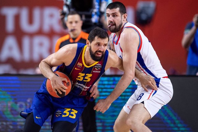 Archivo - 30 May 2021, North Rhine-Westphalia, Cologne: Barcelona's Nikola Mirotic (L) and Istanbul's Tolga Gecim fight for the ball during the Euroleague basketball final match between Anadolu Efes Istanbul and FC Barcelona Basketball at Lanxess Arena. P