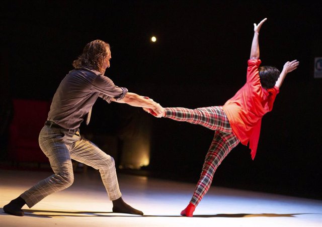 La compañía de danza Fernando Hurtado celebra 20 años con la obra 'Low cost' en el Teatro Cánovas de Málaga