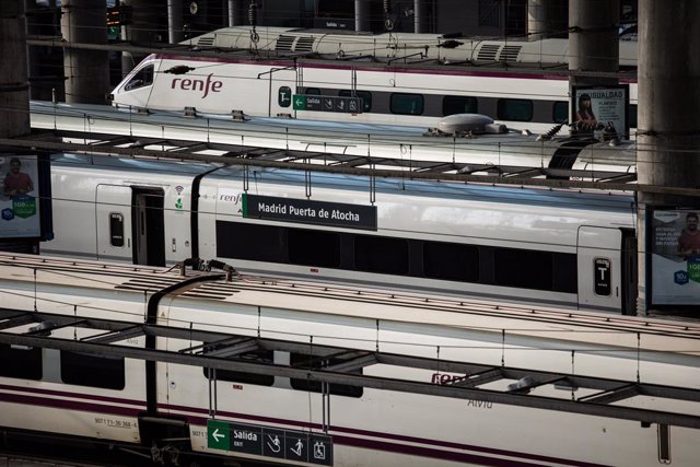 Archivo - Trenes de la estación de Atocha tras desconvocarse la huelga de Renfe, a 8 de octubre de 2021, en Madrid, (España). El Sindicato Español de Maquinistas y Ayudantes Ferroviarios (SEMAF) y RENFE han anunciado que desconvocan la huelga de maquinist