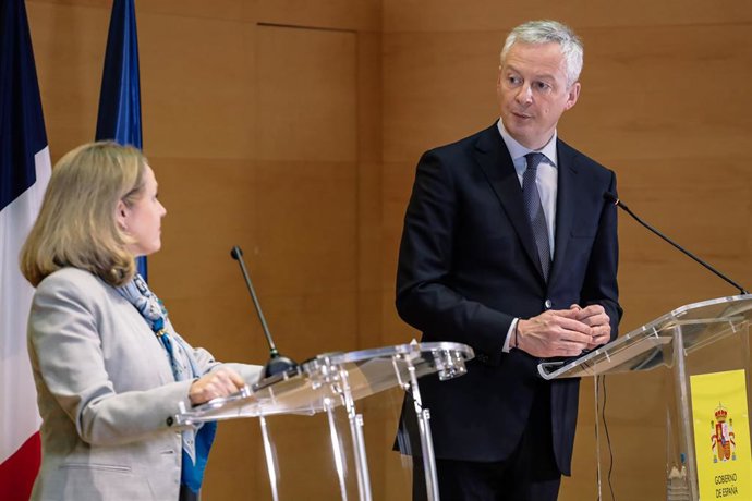 La vicepresidenta primera del Gobierno y ministra de Asuntos Económicos y para la Transformación Digital, Nadia Calviño, y el ministro de Finanzas francés, Bruno Le Maire, ofrecen un rueda de prensa.