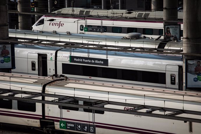 Archivo - Trenes de la estación de Atocha tras desconvocarse la huelga de Renfe, a 8 de octubre de 2021, en Madrid, (España). El Sindicato Español de Maquinistas y Ayudantes Ferroviarios (SEMAF) y RENFE han anunciado que desconvocan la huelga de maquini