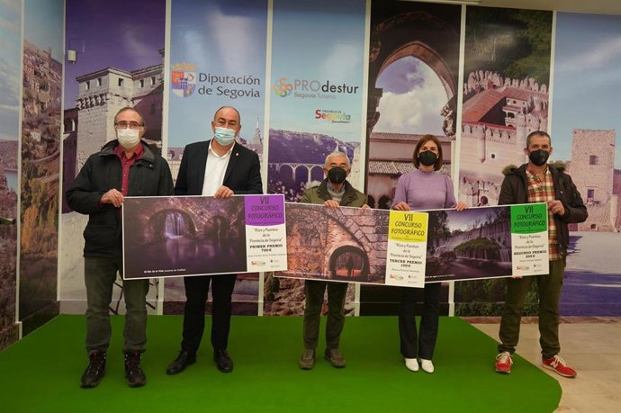 Los ganadores del concurso de fotos juntoal presidente de la Diputación.