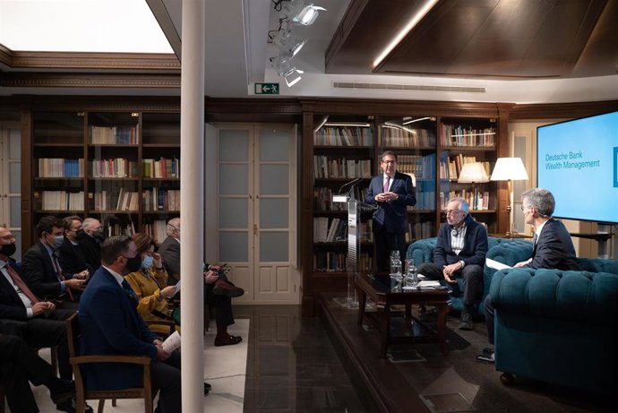 El Nobel de Economía Paul Robert Milgrom participa en un coloquio en la sede de la Fundación Cajasol.