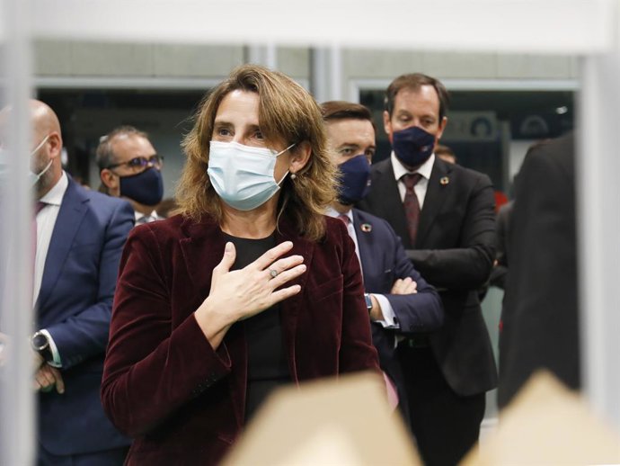 La vicepresidenta tercera y ministra para la Transición Ecológica y el Reto Demográfico, Teresa Ribera, saluda a su llegada a la inauguración de la exposición de la Feria Internacional de Energía y Medioambiente, Genera 2021 en la Feria de Madrid, IFEMA