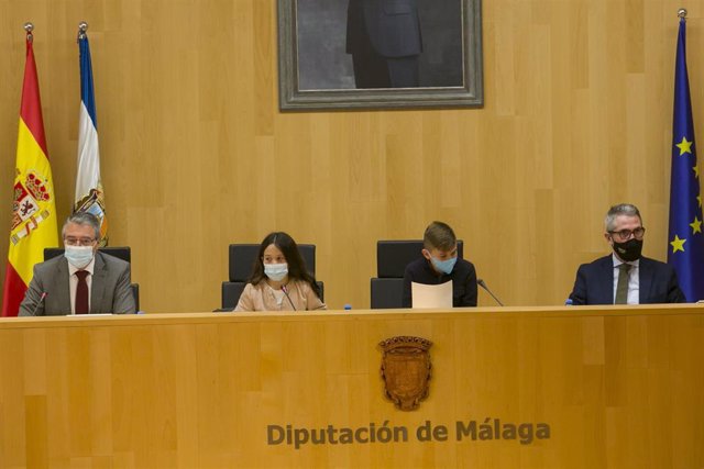 Salado y Maldonado con los niños que han presidido el Pleno infantil de la Diputación de Málaga