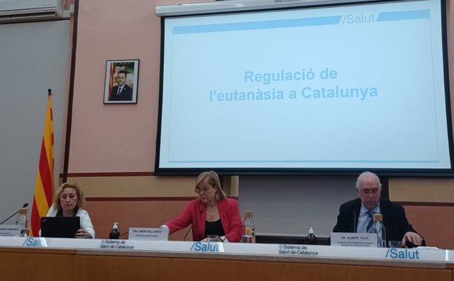 (E-D) La directora general d'Ordenació i Regulació Sanitària, Azucena Carranzo; la secretària general de Salut, Meritxell Masó; i el president de la Comissió de Garantia i Avaluació de Catalunya, Albert Tuca