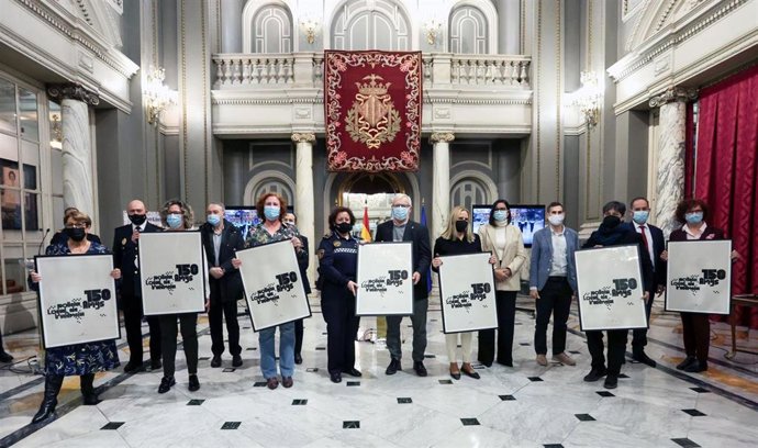 Archivo - El alcalde de Valncia, Joan Ribó, ha presidido el acto con motivo del 40 aniversario de la incorporación de la mujer en la Policía Local de Valncia. Durante el acto se ha homenajeado las 29 policías que formaron parte de aquella histórica pr