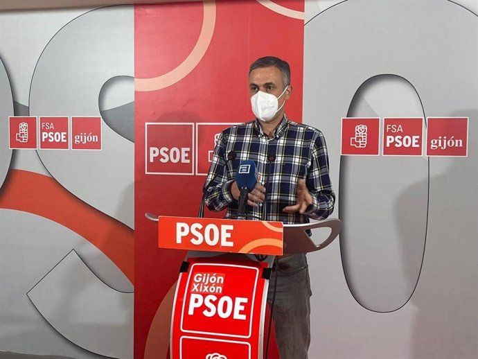 Archivo - Iván Fernández Ardura, secretario general de la Agrupación Socialista de Gijón, en rueda de prensa en la Casa del Pueblo (Archivo)