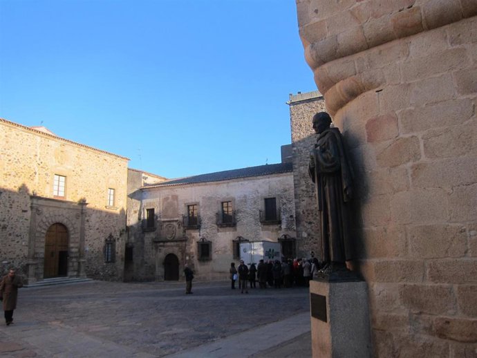 Archivo - Turistas en la parte antigua de Cáceres