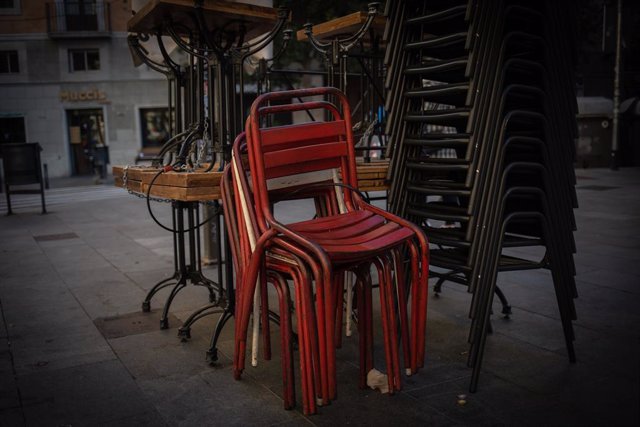 Archivo - Arxiu - Cadires recollides de la terrassa d'un restaurant a Barcelona