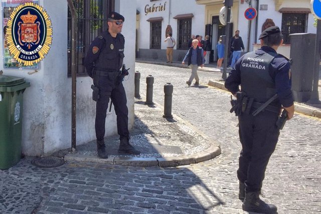 Archivo - La Policía Local de Granada, en imagen de archivo en el Albaicín de la capital granadina
