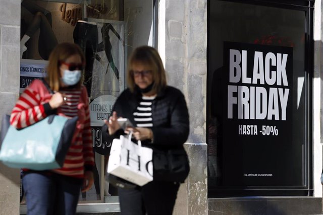 Comerciantes anuncian en sus escaparates los descuentos por comprar en la semana del Black Friday 