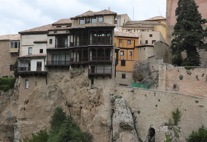 Archivo - Trabajos en la calle Canónigos de Cuenca, en el entorno de las Casas Colgadas, tras su derrumbe
