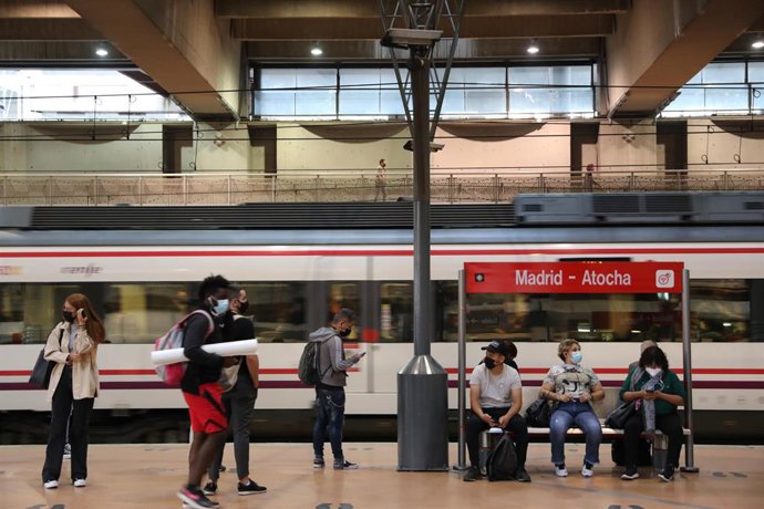 Archivo - Pasajeros esperan en la estación de Madrid - Puerta de Atocha.