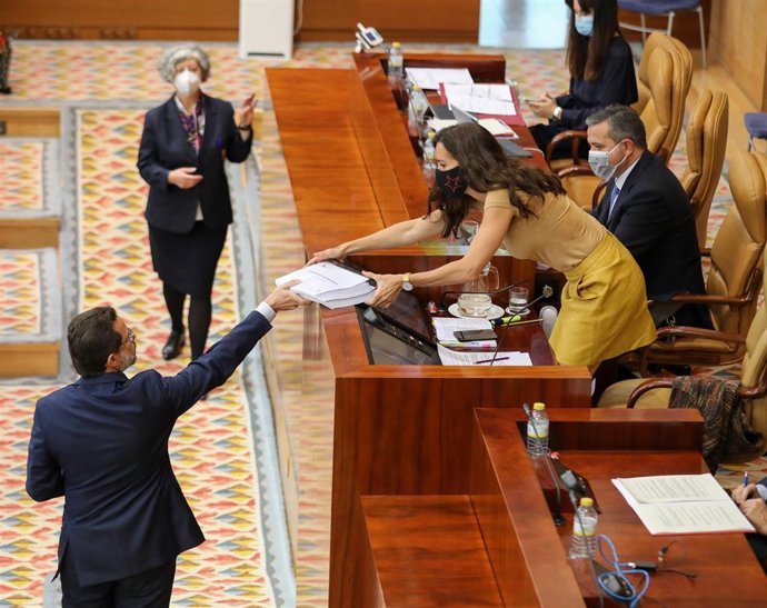 Javier Fernández-Lasquettyentrega a Eugenia Carballedo, copias de contrataciones de emergencia en la región por la crisis del Covid-19 el pasado 11 de noviembre