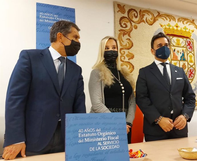 La fiscal superior de Andalucía, Ana Tárrago, junto al presidente del TSJA, Lorenzo del Río, y el viceconsejero de Justicia, Manuel Alejandro Cardenete, asisten al acto por el 40 aniversario del Estatuto Orgánico del Ministerio Fiscal.