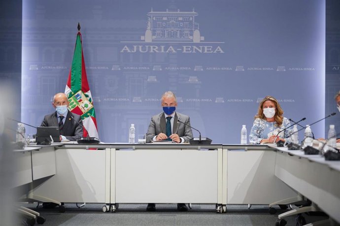 Archivo - El Lehendakari, Iñigo Urkullu (c), y la consejera de Salud del Departamento vasco, Gotzone Sagardui (d), presiden la reunión del Comité Asesor del Plan de Protección Civil de Euskadi (LABI), a 5 de octubre de 2021, en Vitoria-Gasteiz