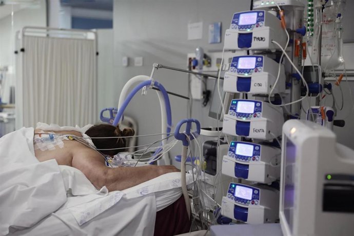 Paciente tumbada en una camilla de la UCI del Hospital Enfermera Isabel Zendal