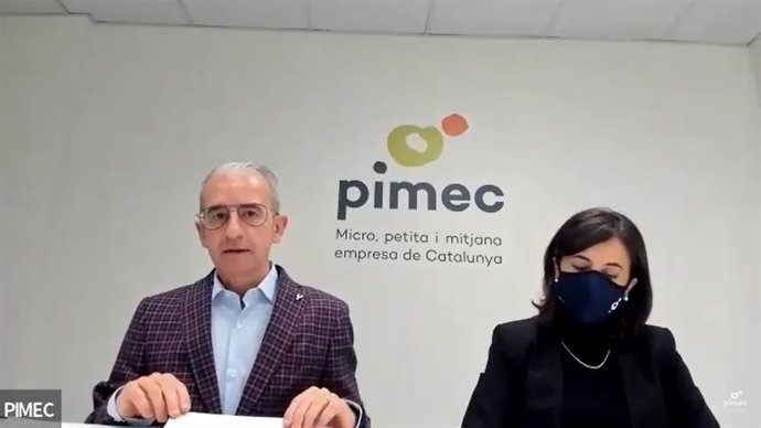 El secretari general de Pimec, Josep Ginesta, i la directora de l'rea de Treball, Sílvia Miró, durant la seva exposició
