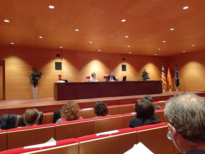 El director general de Migraciones del Ministerio de Inclusión, Seguridad Social y Migraciones, Santiago Yerga, y la delegada del Gobierno en Baleares, Aina Calvo, durante la conferencia.