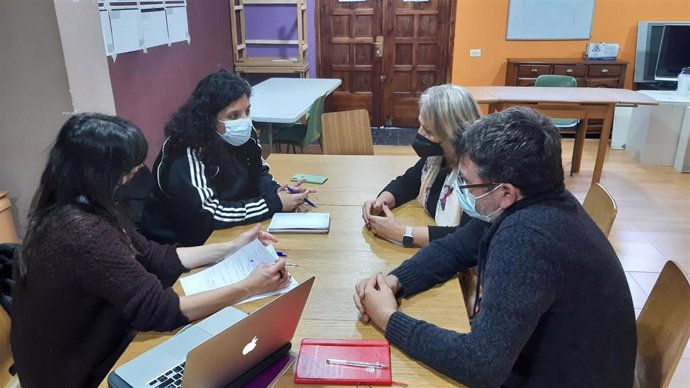 Reunin de la portavoz de Podemos-Equo Xixón, Laura Tuero, con la presidenta de Mar de Niebla, Blanca Cañedo-Arguelles, y el secretario de la entidad, Héctor Colunga