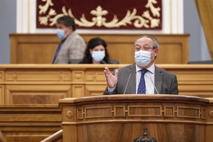 El consejero de Hacienda y Administraciones Públicas, Juan Alfonso Ruiz Molina, durante su intervención en el debate del Dictamen elaborado por la Comisión de Economía y Presupuestos sobre el Proyecto de Ley de la Cámara de Cuentas de Castilla-La Mancha.