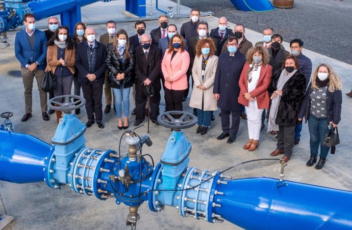 Autoridades en la inauguración de las infraestructuras de riego en el Sector Sureste de la Comunidad de Regantes Andévalo Fronterizo.