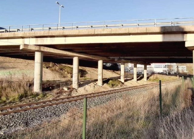 Archivo - Puente de la PA-34 sobre las vías de ADIF en Berriozar