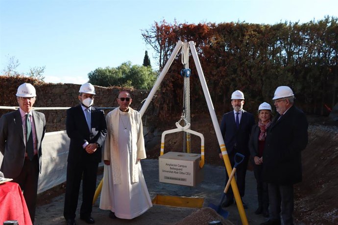 La UAO CEU coloca la primera piedra de un nuevo edificio en su Campus de Bellesguard, en un acto con el rector Rafael Rodríguez-Ponga y el arzobispo de Barcelona, el cardenal Juan José Omella