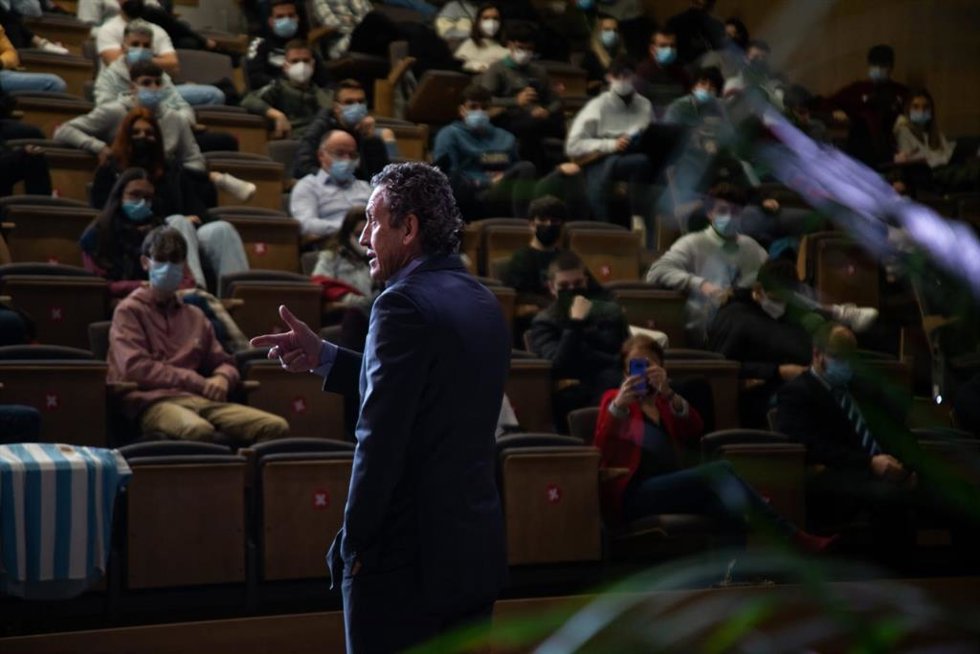 Jorge Valdano en una charla en el CEU de Valencia.