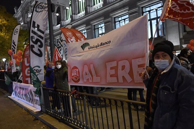 Protesta de los trabajadores de Unicaja Banco por el ERE planteado por la entidad, en foto de archivo.