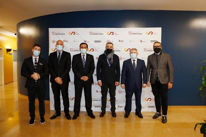 José Manuel Franco posa con participantes de la jornada 'Empresa y Deporte. Herramientas de incentivos fiscales al mecenazgo deportivo'