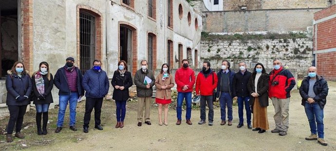 Casanueva (centro) en su visita a Priego de Córdoba.