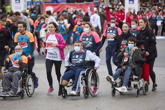 Deportistas con discapacidad, en la 12 edición de la Carrera Ponle Freno, a 21 de noviembre de 2021, en Madrid.