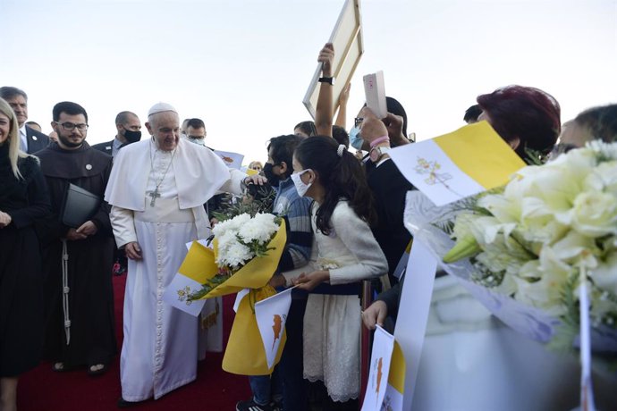 HANDOUT - 02 December 2021, Cyprus, Larnaka: Pope Francis receives a welcoming ceremony upon disembarking his plane at the Larnaka Airport. Photo: -/Vatican Media Press Office/ANSA via ZUMA Press/dpa - ATTENTION: editorial use only and only if the credi