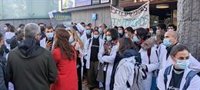 Casi 200 sanitarios se manifiestan a las puertas de la Asamblea: "No nos conformamos con contratos basura"