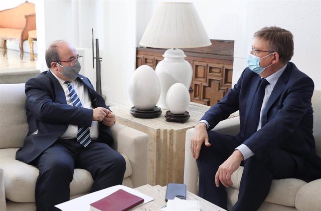 El ministro de Cultura, Miquel Iceta (i), y el presidente de la Generalitat Valenciana, Ximo Puig (d), durante una reunión en la sede del Ministerio