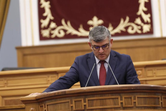 El diputado del PSOE Ángel Tomás Godoy, en el pleno de las Cortes.