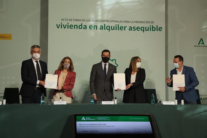 La ministra de Transportes, Movilidad y Agenda Urbana, Raquel Sánchez, encabeza junto al presidente de la Junta, Juanma Moreno, el acto de la firma de convenios para la promoción de vivienda en alquiler