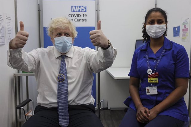 Boris Johnson posa ante las cámaras tras recibir la dosis de refuerzo.