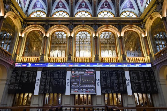 Valores del Ibex 35, en el Palacio de la Bolsa, a 26 de noviembre de 2021, en Madrid, (España).