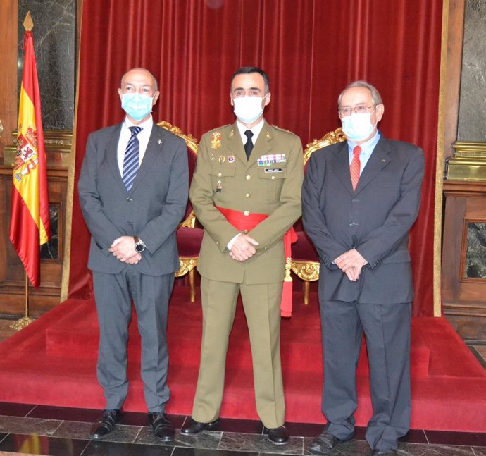 La Institución Fernando el Católico y el subdelegado del Gobierno en Zaragoza reciben el reconocimiento del Ejército.