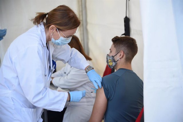 Un joven acude a recibir la vacuna contra el Covid-19, en un punto de vacunación instalado con motivo del Festival de Les Arts, a 4 de noviembre de 2021, en Valencia, Comunidad Valenciana (España). 