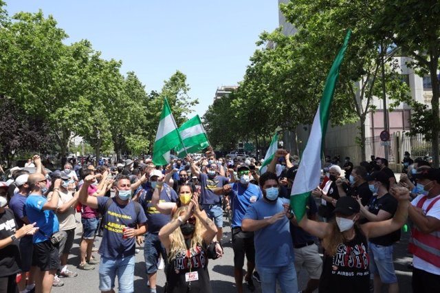 Archivo - Marcha de los trabajadores de Airbus hacia el Ministerio de Industria para mostrar su rechazo contra el cierre de la planta de Puerto Real (Cádiz) el pasado junio.